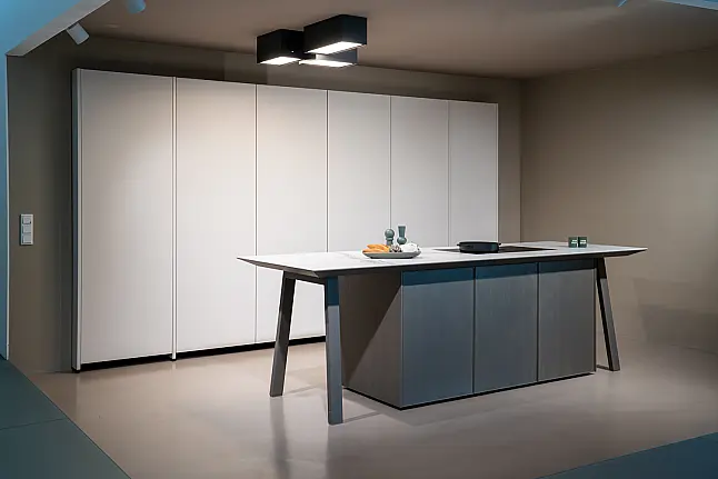 Elegante Küche mit Pocket Doors und Insel mit Holz und angenehmer Farb-Kombi