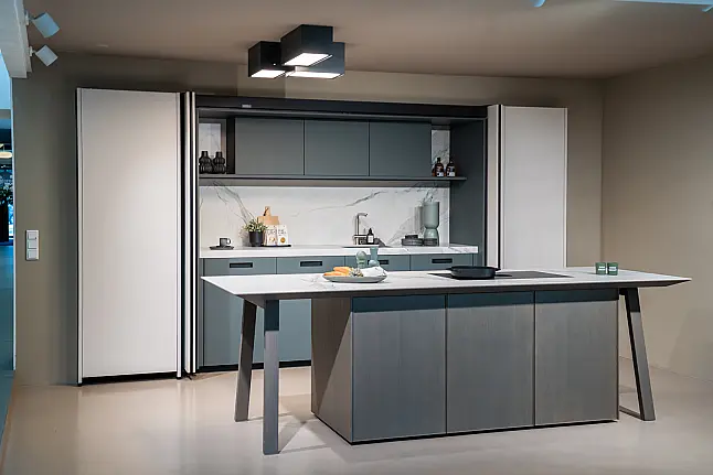 Elegante Küche mit Pocket Doors und Insel mit Holz und angenehmer Farb-Kombi