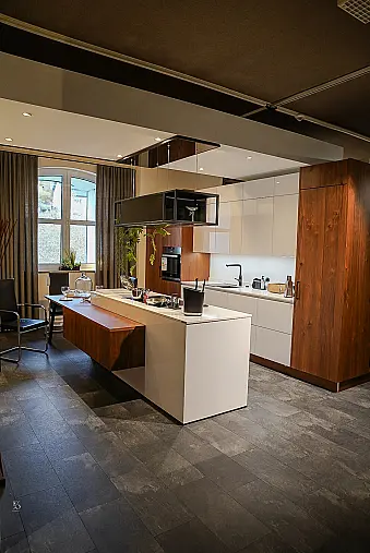 moderne Insel mit Sitzgelegenheit und deckenhoher Zeile