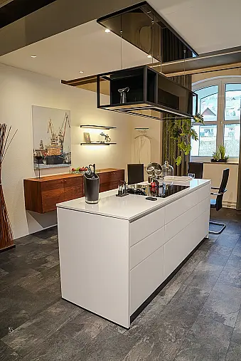 moderne Insel mit Sitzgelegenheit und deckenhoher Zeile