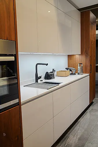 moderne Insel mit Sitzgelegenheit und deckenhoher Zeile