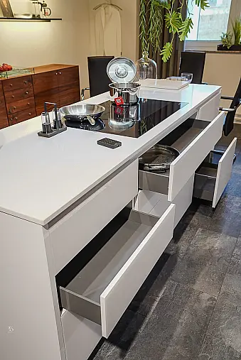 moderne Insel mit Sitzgelegenheit und deckenhoher Zeile