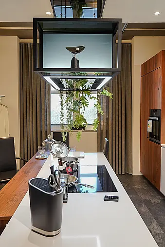 moderne Insel mit Sitzgelegenheit und deckenhoher Zeile
