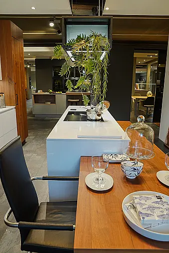 moderne Insel mit Sitzgelegenheit und deckenhoher Zeile
