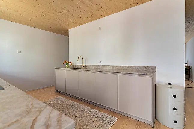 Moderne Küche mit exklusiver Stein-Arbeitsplatte