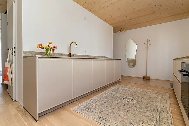 Moderne Küche mit exklusiver Stein-Arbeitsplatte