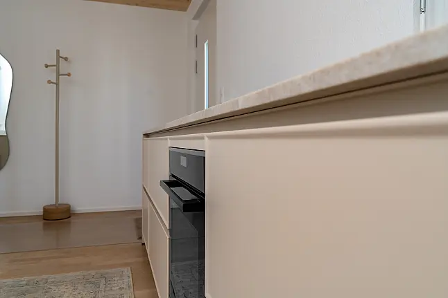 Moderne Küche mit exklusiver Stein-Arbeitsplatte