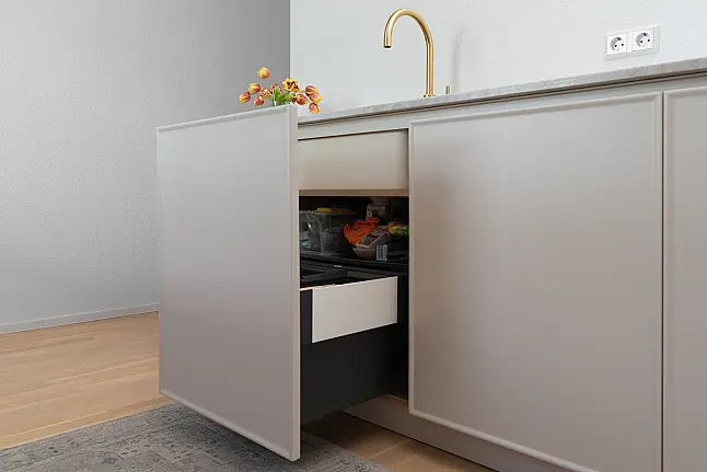 Moderne Küche mit exklusiver Stein-Arbeitsplatte