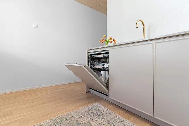 Moderne Küche mit exklusiver Stein-Arbeitsplatte