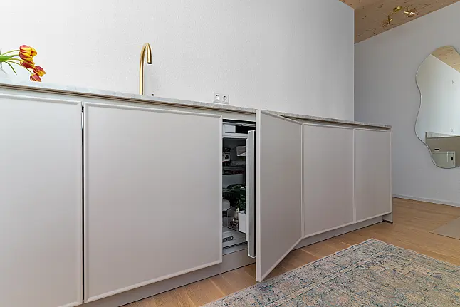 Moderne Küche mit exklusiver Stein-Arbeitsplatte