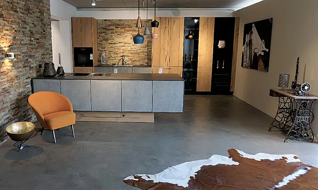 Moderne Kombination aus Altholz und Beton