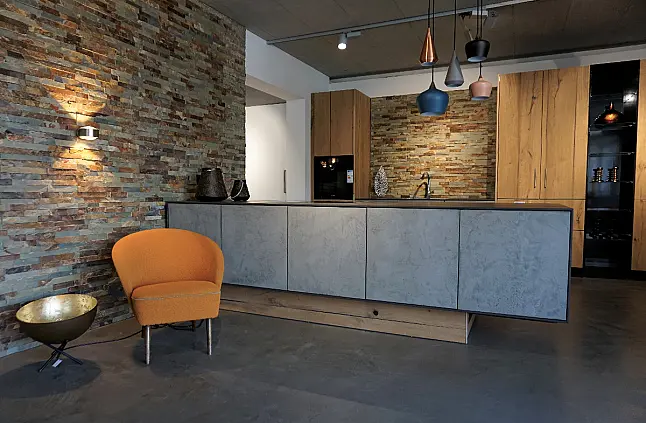 Moderne Kombination aus Altholz und Beton