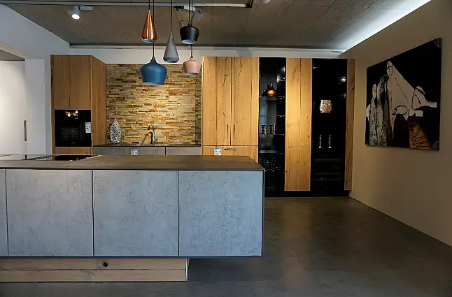 Moderne Kombination aus Altholz und Beton