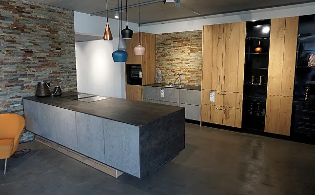 Moderne Kombination aus Altholz und Beton