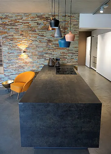 Moderne Kombination aus Altholz und Beton