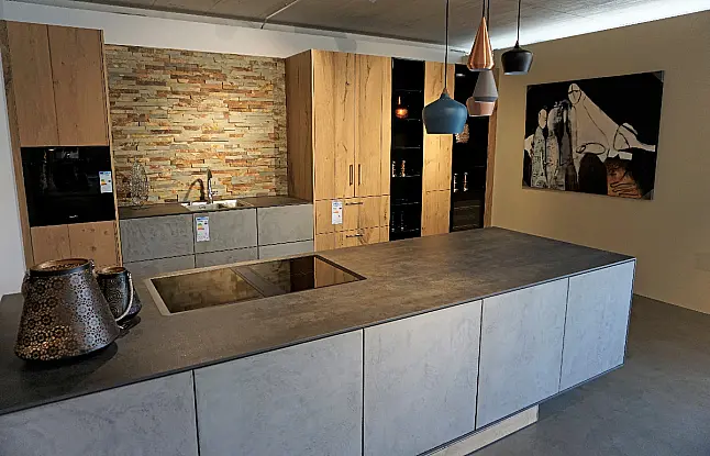 Moderne Kombination aus Altholz und Beton