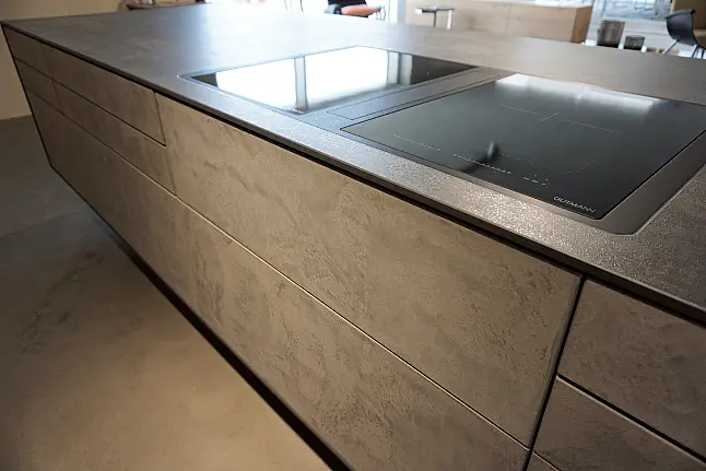 Moderne Kombination aus Altholz und Beton