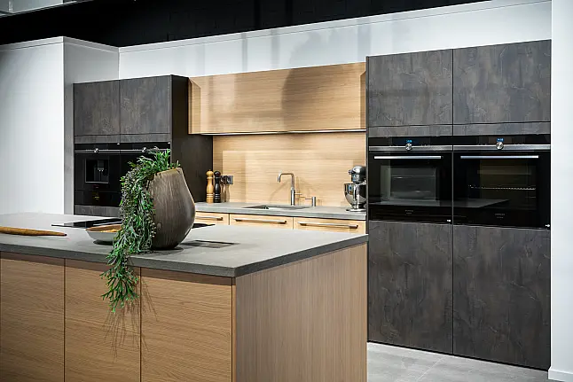 Staaldonker beton met houtlook eilandkeuken