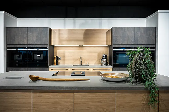 Staaldonker beton met houtlook eilandkeuken