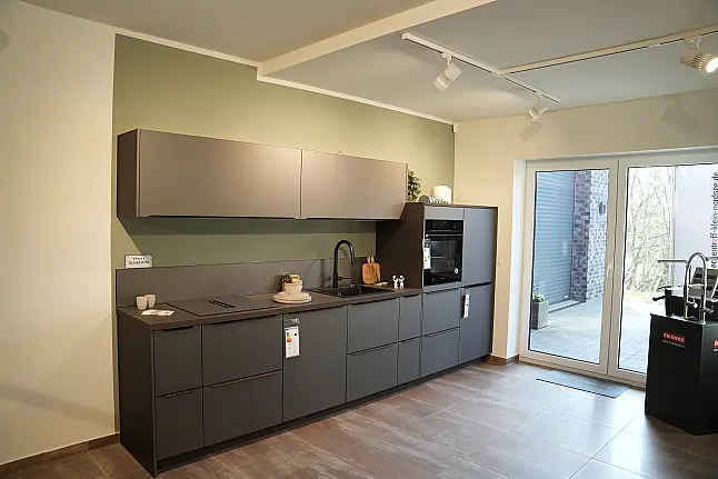 moderne Zeile mit Lacklaminat Front braun metallic