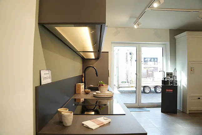 moderne Zeile mit Lacklaminat Front braun metallic