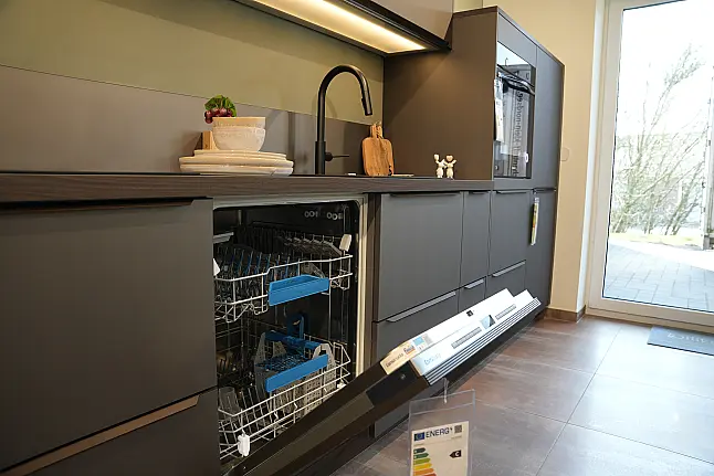 moderne Zeile mit Lacklaminat Front braun metallic