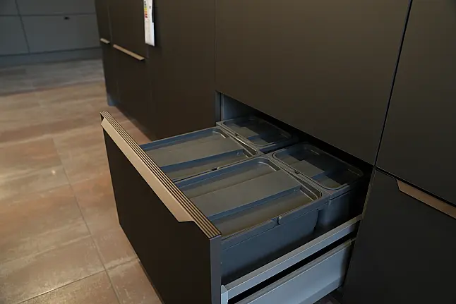 moderne Zeile mit Lacklaminat Front braun metallic