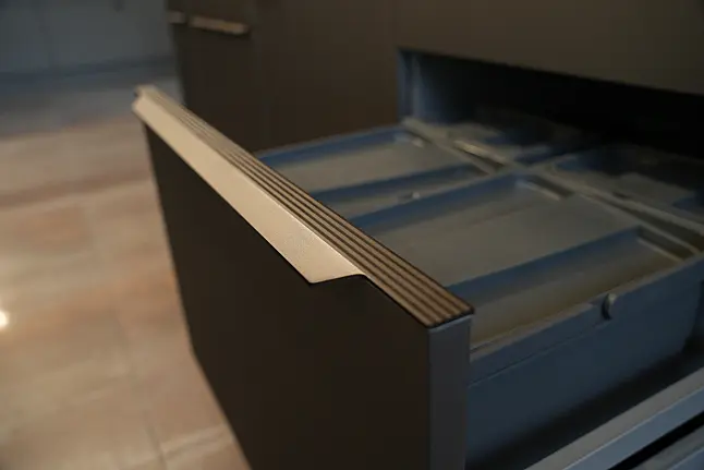 moderne Zeile mit Lacklaminat Front braun metallic