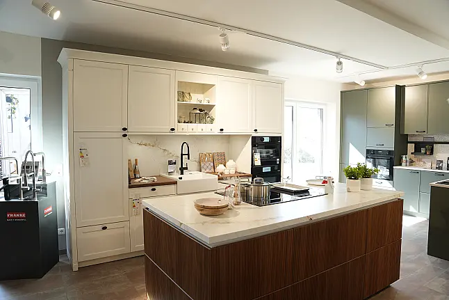 Landhausküche mit Massivholz - und Keramikarbeitsplatte