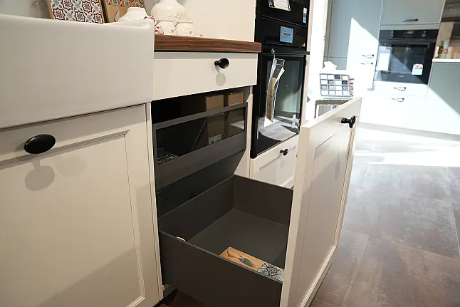 Landhausküche mit Massivholz - und Keramikarbeitsplatte