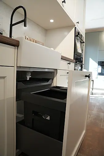 Landhausküche mit Massivholz - und Keramikarbeitsplatte