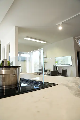 Landhausküche mit Massivholz - und Keramikarbeitsplatte