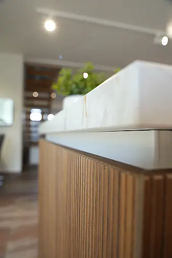 Landhausküche mit Massivholz - und Keramikarbeitsplatte