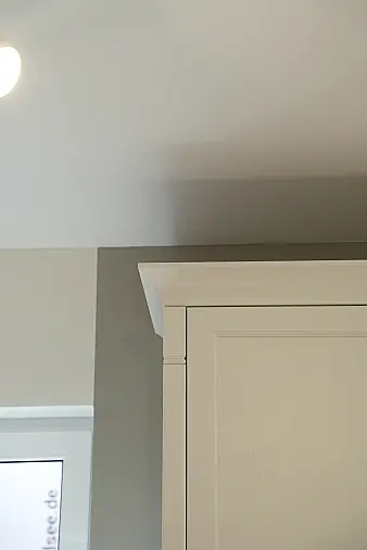 Landhausküche mit Massivholz - und Keramikarbeitsplatte