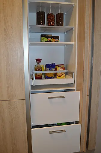 - moderne zeitlose Küchenkombination in weiß/Eiche