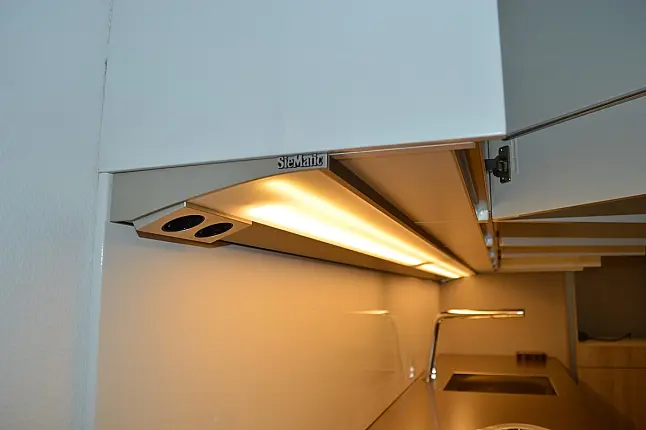 - moderne zeitlose Küchenkombination in weiß/Eiche