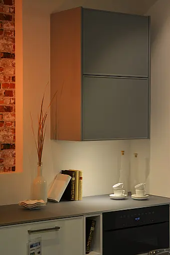 Musterküche (MK 20) CONTUR weiß Softmatt Lack - Kombi mit Smaragd Softmatt Lack