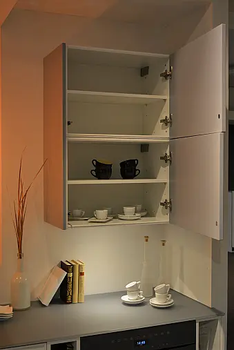 Musterküche (MK 20) CONTUR weiß Softmatt Lack - Kombi mit Smaragd Softmatt Lack