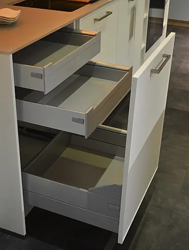 Musterküche (MK 20) CONTUR weiß Softmatt Lack - Kombi mit Smaragd Softmatt Lack