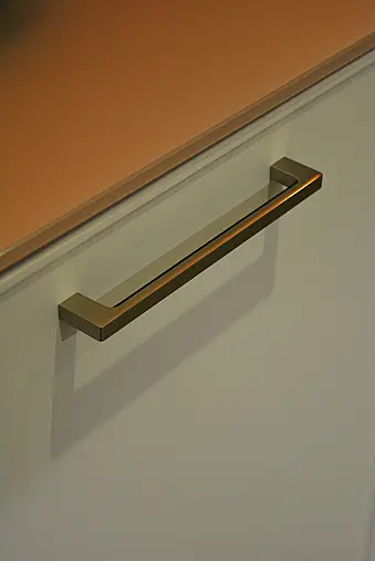Musterküche (MK 20) CONTUR weiß Softmatt Lack - Kombi mit Smaragd Softmatt Lack