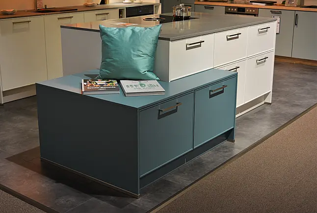 Musterküche (MK 20) CONTUR weiß Softmatt Lack - Kombi mit Smaragd Softmatt Lack