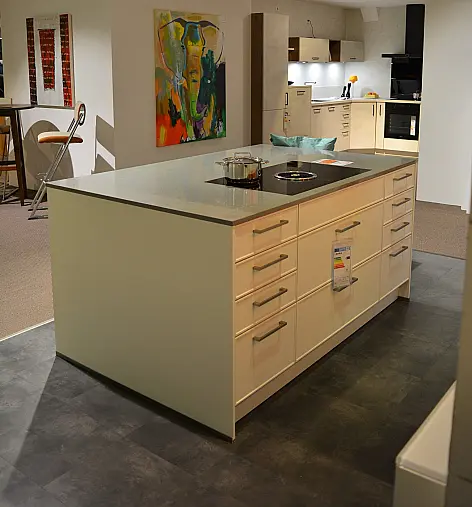 Musterküche (MK 20) CONTUR weiß Softmatt Lack - Kombi mit Smaragd Softmatt Lack
