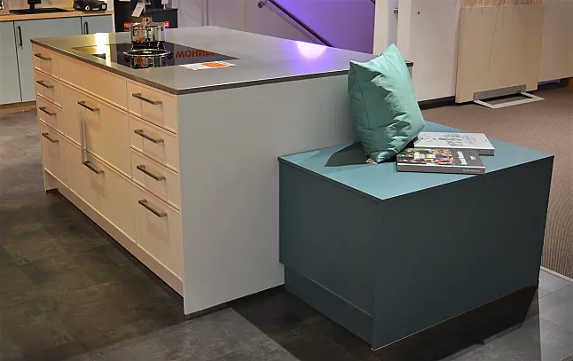 Musterküche (MK 20) CONTUR weiß Softmatt Lack - Kombi mit Smaragd Softmatt Lack