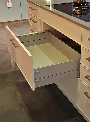 Musterküche (MK 20) CONTUR weiß Softmatt Lack - Kombi mit Smaragd Softmatt Lack