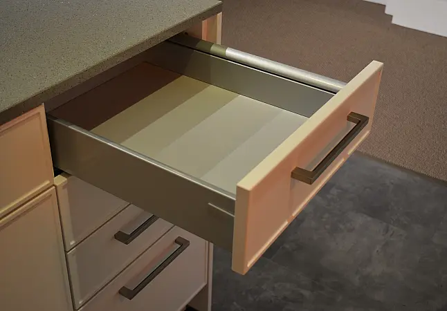 Musterküche (MK 20) CONTUR weiß Softmatt Lack - Kombi mit Smaragd Softmatt Lack