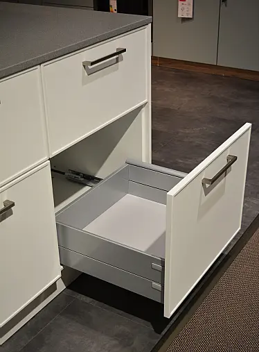 Musterküche (MK 20) CONTUR weiß Softmatt Lack - Kombi mit Smaragd Softmatt Lack