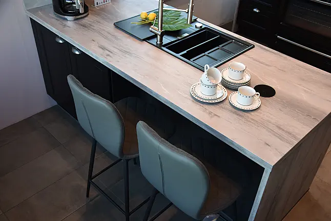 Moderne Landhausküche mit Insel
