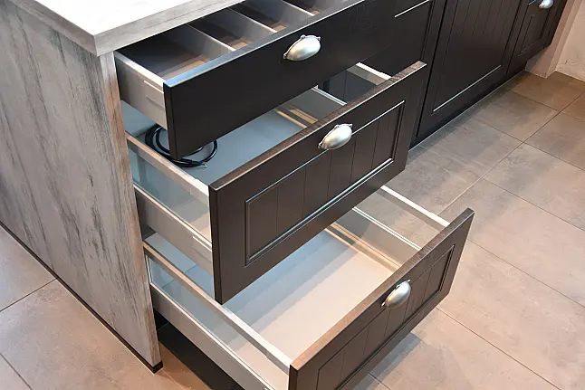 Moderne Landhausküche mit Insel