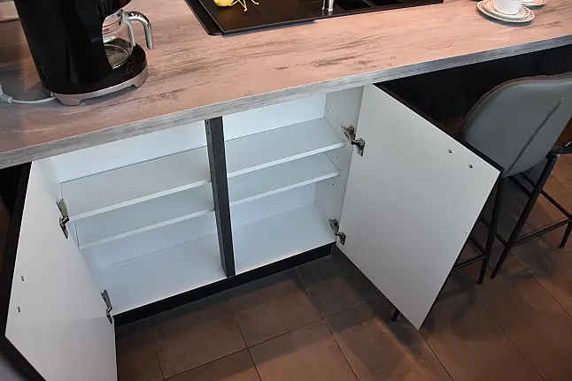 Moderne Landhausküche mit Insel