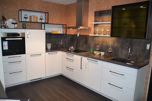 moderne Einbauküche in Seidengrau